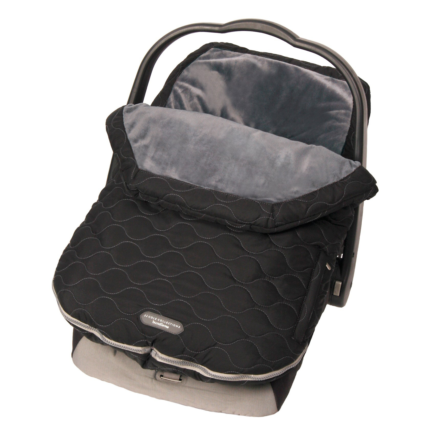 Спальный мешок в люльку Urban Bundle Me Infant, черный Спальный мешок в люльку Urban Bundle Me Infant, черныйСтильный теплый конверт практичной расцветки - идеальный вариант для прогулок и путешествий. Верхний слой конверта сделан из прочного стеганного нейлона, который надежно защитит малыша от ветра и холода. Внутренний слой сделан мягкого искусственного материала Thermaplush, который превосходно сохраняет тепло и очень приятен к телу. В конверте предусмотрены специальные отверстия для ремня безопасности, поэтому, его очень удобно размещать в автомобиле, можно использовать для автокресел и люлек. На тыльной части конверта расположена продольная резинка, которая предотвращает скольжение изделия. Удобная молния по периметру позволяет не тревожить малыша в то время, когда вы вынимаете его из конверта. При полностью расстегнутой молнии конверт трансформируется в мягкий матрасик. Изделие выполнено из высококачественных гипоаллергенных материалов, стирается вручную или же в стиральной машине на деликатном режиме. <br><br>Дополнительная информация:<br><br>- Материал: искусственный материал Thermaplus, нейлон.<br>- Водоотталкивающий материал.<br>- Цвет: черный.<br>- Размер: 50х70 см.<br>- Для детей от 0 до 12 мес.<br>- Боковой кармашек на молнии. <br>- Режим стирки: ручная, машинная при 40? , без отбеливателей.<br>- Резинка, предотвращающая скольжение. <br>- Можно использовать для автокресел и люлек.<br>- Молния по периметру конверта<br>- Специальные отверстия для ремня безопасности.<br><br>Спальный мешок в люльку Urban Bundle Me Infant, черный, можно купить в нашем магазине.<br><br>Ширина мм: 240<br>Глубина мм: 80<br>Высота мм: 390<br>Вес г: 633<br>Возраст от месяцев: 0<br>Возраст до месяцев: 12<br>Пол: Унисекс<br>Возраст: Детский<br>SKU: 2237865