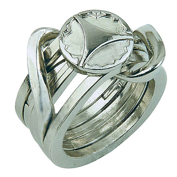 Головоломка Ring II, Уровень 5, Hanayama Головоломка Ring II, Уровень 5, HanayamaКлассические головоломки<br>Характеристики:<br><br>• возраст: от 7 лет;<br>• уровень сложности: 5;<br>• материал: металл;<br>• диаметр кольца: 5 см;<br>• размер упаковки: 12х7,5х4,5 см;<br>• страна бренда: Япония.<br><br>Суть головоломки проста. Нужно разобрать ее на 5 колец и собрать их обратно. Вот только, чтобы сделать это, может уйти не один час времени!<br><br>Головоломка Ring II от Hanayama особенно понравится продвинутым в этой сфере эрудитам, так как имеет повышенный уровень сложности. Во время занятия с игрой развивается логическое и пространственное мышление, повышается внимательность.<br><br>Головоломку Ring II, уровень 5, Hanayama можно купить в нашем интернет-магазине.<br><br>Ширина мм: 120<br>Глубина мм: 75<br>Высота мм: 40<br>Вес г: 85<br>Возраст от месяцев: 84<br>Возраст до месяцев: 1188<br>Пол: Унисекс<br>Возраст: Детский<br>SKU: 2486041