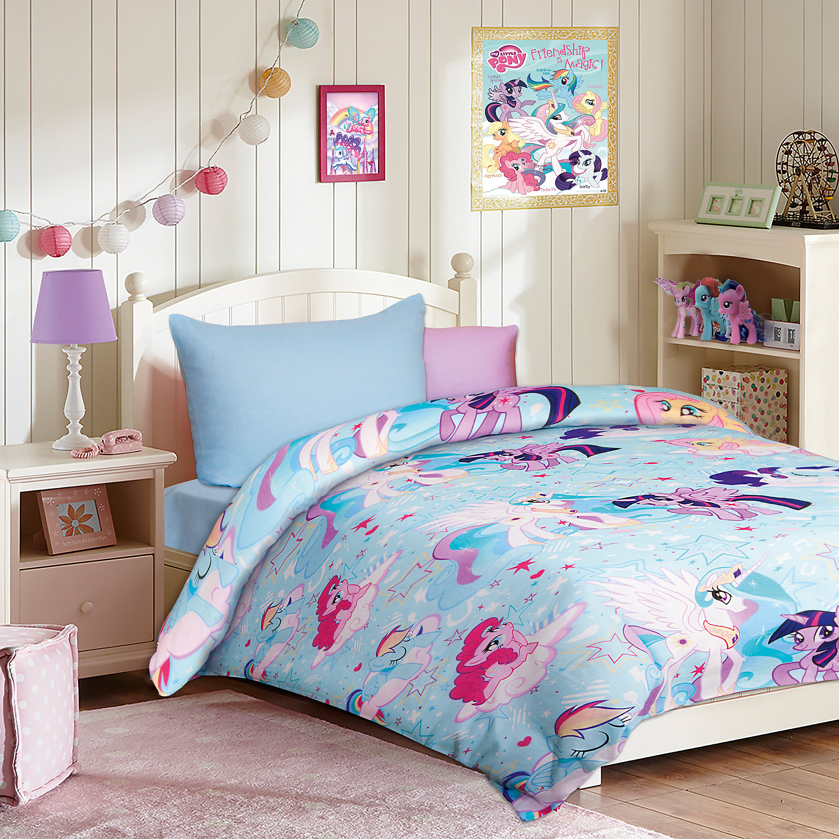 Постельное белье 1,5 сп My Little Pony, нав. 50*70 Постельное белье 1,5 сп My Little Pony, нав. 50*70Домашний текстиль<br>Постельное белье 1,5 сп My Little Pony, нав. 50*70<br><br>Характеристики:<br><br>• в комплекте: простынь, пододеяльник, наволочка<br>• материал: бязь<br>• состав: 100% хлопок<br>• размер пододеяльника: 145х210 см<br>• размер простыни: 150х215 см<br>• размер наволочки: 50х70 см<br>• размер упаковки: 33х6х25 см<br>• вес: 1300 грамм<br><br>Комплект состоит из простыни, пододеяльника и одной наволочки. Они изготовлены из высококачественной бязи, 100% хлопок. Бязь позволяет коже ребенка дышать, быстро впитывает и отводит лишнюю влагу. Хлопок - гипоаллергенный материал, подходящий даже чувствительной коже. Кроме того, он почти не мнется, не электризуется и прекрасно поддается стирке при температуре 40 градусов.<br><br>Постельное белье 1,5 сп My Little Pony, нав. 50*70 можно купить в нашем интернет-магазине.<br><br>Ширина мм: 250<br>Глубина мм: 60<br>Высота мм: 330<br>Вес г: 1300<br>Возраст от месяцев: 36<br>Возраст до месяцев: 192<br>Пол: Женский<br>Возраст: Детский<br>SKU: 3236521