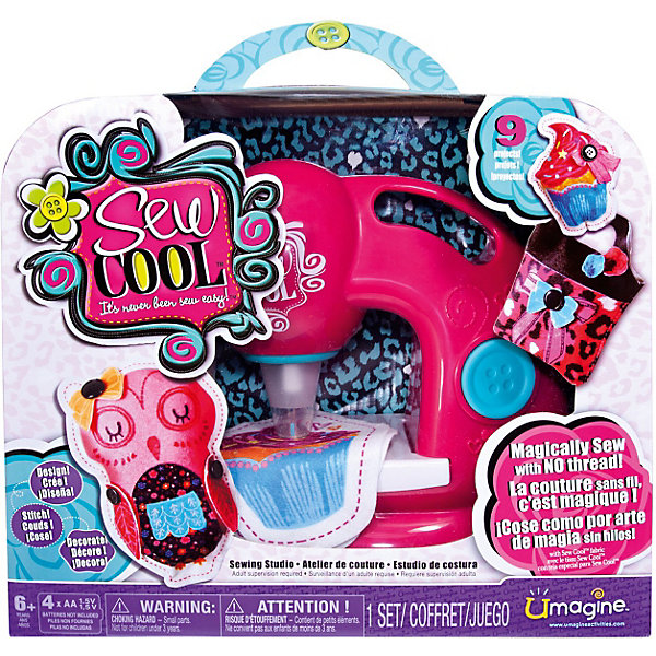 Швейная машинка, Sew Cool Швейная машинка, Sew CoolШитьё<br>Швейная машинка Sew Cool, Spin Master (Спин Мастер) станет замечательным подарком для юной рукодельницы. С помощью этой машинки она быстро научится шить и моделировать различные поделки, аксессуары и игрушки.<br><br>Машинка шьет без ниток, «пробивая» ткань. Для использования машинки подходит только ткань из наборов Sew Cool.Маленькой рукодельнице не нужно управляться со шпульками и катушками, завязывать и распутывать узлы. Достаточно лишь нажать кнопку – и машинка Сью Кул быстро пробивает иголками ткань, надежно скрепляя ее волокна.<br><br>Особенность машинки Sew Cool в том, что она полностью безопасна для детей, рабочая игла спрятана в специальном прозрачном футляре, отсутствуют режущие или колющие детали. Чтобы начать работу достаточно лишь разложить ткань на рабочей поверхности машинки и нажать на большую кнопочку на корпусе. В процессе работы игла машинки много раз пронизывает ткань, надежно скрепляя ее между собой.<br><br>В комплект также входят детали для создания первых поделок: выкройки, кусочки ткани для создания игрушек, тканевые аппликации и многое другое. Легко освоив с помощью машинки простые поделки, девочка сможет создавать свои оригинальные модели сумочек, кошельков, мягких игрушек и многое другое. Детская швейная машинка Sew Cool способствует развитию у ребенка координации, глазомера, моторики пальцев и воображения.<br><br>Дополнительная информация:<br><br>- В комплекте: швейная машинка, 8 кусочков ткани 19,5 х 14 см., заготовки ткани для 3 игрушек, 3 бумажные выкройки, лента, 14 маленьких тканевых аппликаций (цветочки), 8 пуговиц, ватин для наполнения игрушек, инструкция.<br>- Материал: высококачественная пластмасса, металл, текстиль.<br>- Требуются батарейки: 4 x AA / LR06 1.5V (пальчиковые) (не входят в комплект).<br>- Размер: 34 х 29 х 12 см.<br>- Вес: 1,2 кг.<br><br>Швейную машинку Sew Cool, Spin Master (Спинмастер) можно купить в нашем интернет-магазине.<br><br>Ширина мм: 340<br>Глубина мм: 280<br>Высота мм: 125<br>Вес г: 1300<br>Возраст от месяцев: 72<br>Возраст до месяцев: 120<br>Пол: Женский<br>Возраст: Детский<br>SKU: 3759668