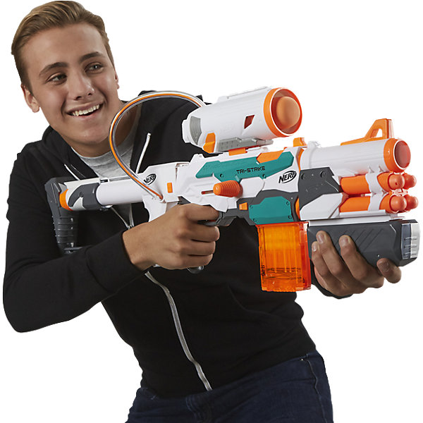 Бластер Модулус Три-Страйк, NERF Бластер Модулус Три-Страйк, NERFИгрушечные пистолеты и бластеры<br>Бластер Модулус Три-Страйк, NERF - игрушка, которая позволит вашему ребенку одержать победы во всех сражениях! Оснащенный разнообразными боеприпасами, этот бластер наверняка станет любимой игрушкой вашего мальчика.<br><br>В комплект входят 4 крупные стрелы МЕГА, 10 стандартных стрел Элит и 1 ракета. Таким образом, 1 бластер сочетает в себе целых 3 типа стрельбы! Кроме того, данный бластер можно дополнять аксессуарами из других комплектов серии Модулус.<br><br>Дополнительная информация:<br><br>В комплект входит: бластер, прицел, насадка на дуло, подставка-упор, магазин на 10 стрел, крупные стрелы MEGA, 10 стандартных стрел Elite, 1 ракета.<br>Материалы: пластмасса.<br>Размер упаковки: 76 х 8.5 х 38 см.<br>Вес: 2.32 кг.<br><br>Бластер Модулус Три-Страйк, NERF можно купить в нашем интернет-магазине.<br><br>Ширина мм: 757<br>Глубина мм: 380<br>Высота мм: 88<br>Вес г: 2068<br>Возраст от месяцев: 96<br>Возраст до месяцев: 156<br>Пол: Мужской<br>Возраст: Детский<br>SKU: 4652000