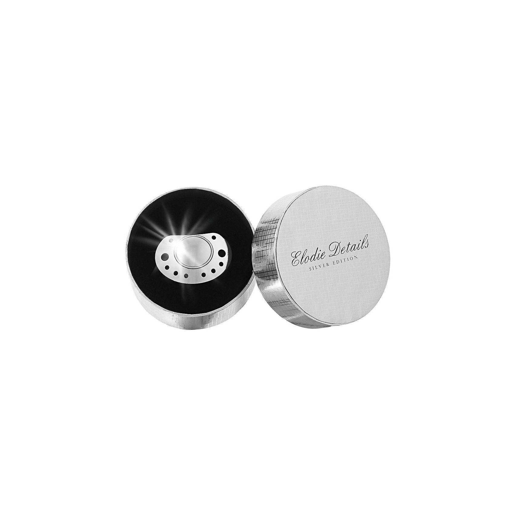 Силиконовая пустышка Silver Edition 3+ мес., Elodie Details Силиконовая пустышка Silver Edition 3+ мес., Elodie DetailsПустышки и аксессуары<br>Силиконовая пустышка Silver Edition 3+ мес., Elodie Details (Элоди Дитейлс)<br><br>Характеристики:<br><br>• ортодонтическая форма<br>• соответствует европейскому стандарту EN-1400<br>• не содержит бисфенол А<br>• материал: силикон<br>• размер: 6х4х4 см<br>• шикарный дизайн и красивая упаковка<br><br>Пустышка - надежный друг и помощник малыша. Она удовлетворит его сосательный рефлекс, успокоит и поможет заснуть. Пустышка Silver Edition изготовлена из безопасных для ребенка материалов, без содержания бисфенола А. Ортодонтальная форма пустышки поспособствует правильному развитию ротовой полости. Модель отличается роскошным дизайном, созданным специально для юных принцев и принцесс. Пустышка имеет красивую упаковку, что позволяет использовать ее в качестве подарка.<br><br>Силиконовую пустышку Silver Edition 3+ мес., Elodie Details (Элоди Дитейлс) вы можете купить в нашем интернет-магазине.<br><br>Ширина мм: 100<br>Глубина мм: 100<br>Высота мм: 60<br>Вес г: 73<br>Возраст от месяцев: 3<br>Возраст до месяцев: 18<br>Пол: Унисекс<br>Возраст: Детский<br>SKU: 4966096