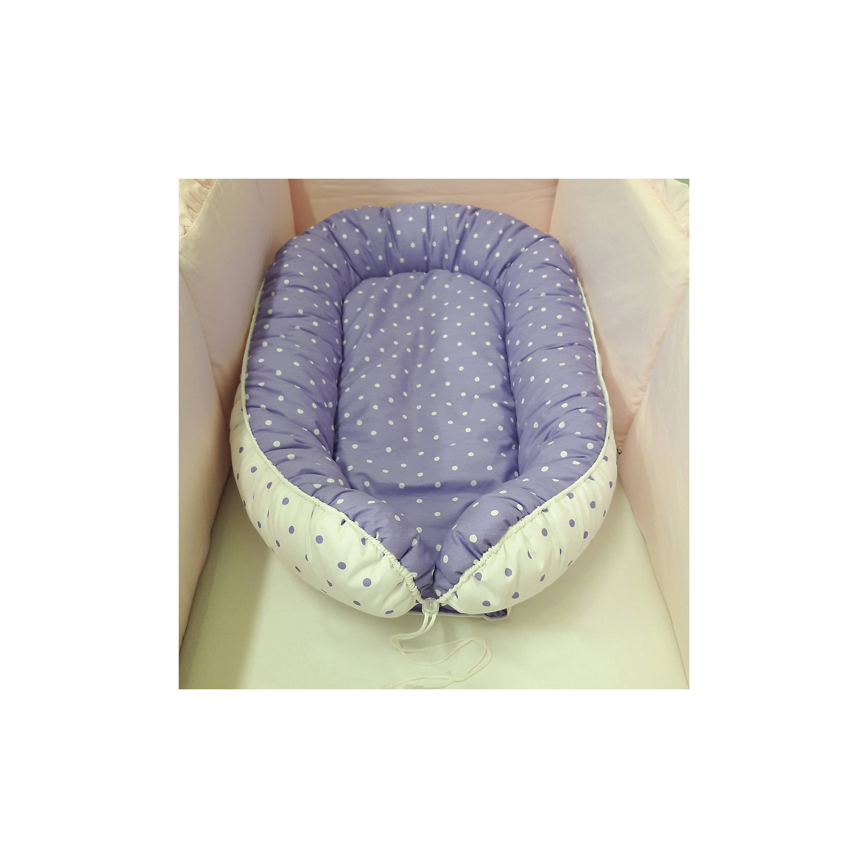 Подушка-гнездо для малыша Babynest, byTwinz, фиолетовый горошек Подушка-гнездо для малыша Babynest, byTwinz, фиолетовый горошекБезопасный сон<br>Глубокий кокон для деток от рождения и до полугода выступает уютным гнездышком для малыша, защищено по бокам бортиками, внутри есть матрасик. Подушку можно использовать во время сна, кормления и игр крохи. Края бортиков соединяются друг с другом и завязываются стягивающим шнурком. В расправленном виде бортиков подушку-гнездо можно использовать как пеленальный матрасик. Компактность изделия BabyNest позволяет брать гнездышко для малыша в дорогу, в гости, а также, использовать в качестве кокона-матрасика в детской люльке. <br> <br>Дополнительная информация:<br><br>Внешние размеры подушки-гнезда ByTwinz: 55х85/90 см<br>Внутренние размер спального места: 35х60/65 см <br><br>Основной материал: 100% хлопок<br>Наполнитель: холлофайбер <br><br>Подушку-гнездо для малыша Babynest, byTwinz, фиолетовый горошек можно купить в нашем интернет-магазине.<br><br>Ширина мм: 470<br>Глубина мм: 350<br>Высота мм: 160<br>Вес г: 795<br>Возраст от месяцев: 0<br>Возраст до месяцев: 6<br>Пол: Унисекс<br>Возраст: Детский<br>SKU: 5045042