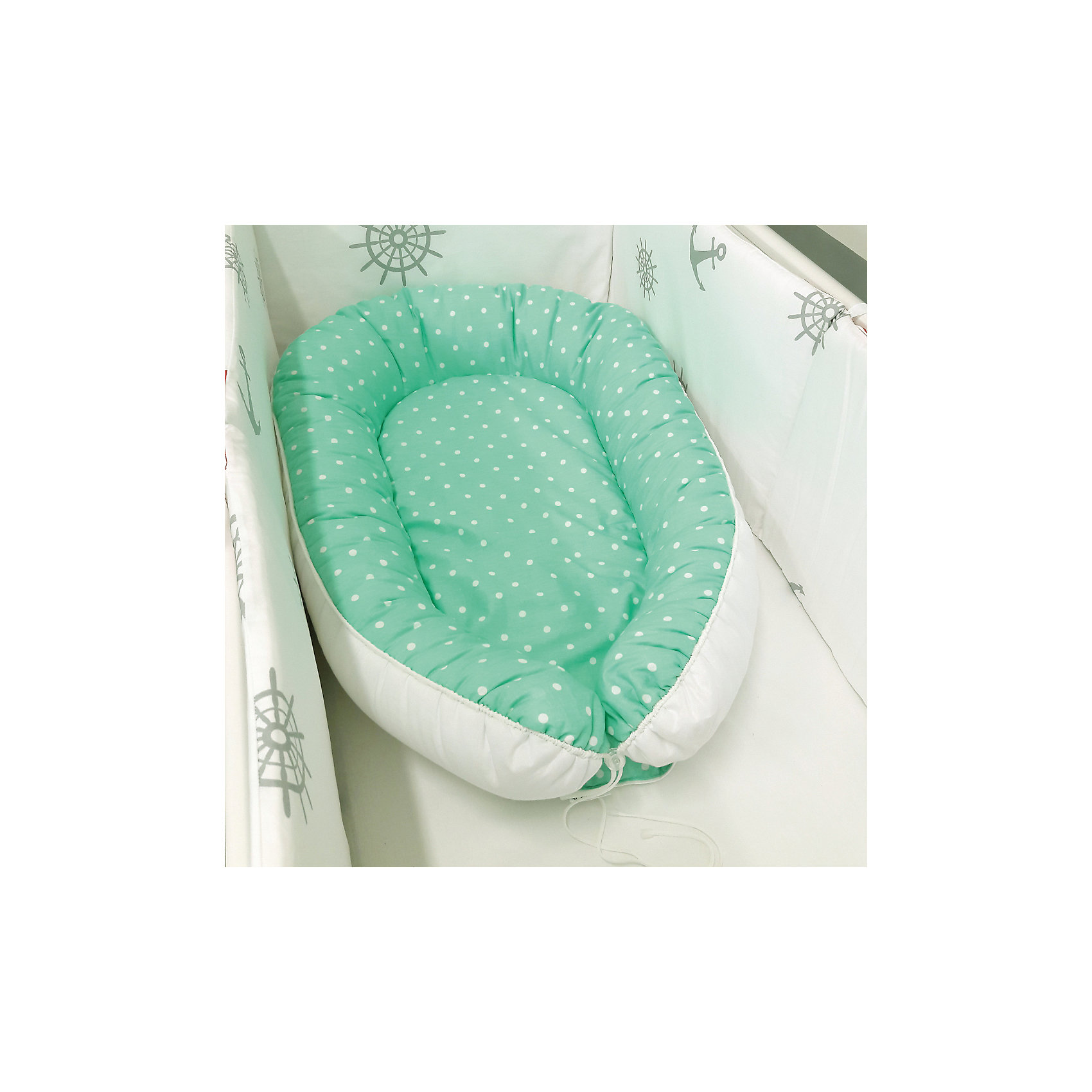 Подушка-гнездо для малыша Babynest, byTwinz, зеленый горошек Подушка-гнездо для малыша Babynest, byTwinz, зеленый горошекГлубокий кокон для деток от рождения и до полугода выступает уютным гнездышком для малыша, защищено по бокам бортиками, внутри есть матрасик. Подушку можно использовать во время сна, кормления и игр крохи. Края бортиков соединяются друг с другом и завязываются стягивающим шнурком. В расправленном виде бортиков подушку-гнездо можно использовать как пеленальный матрасик. Компактность изделия BabyNest позволяет брать гнездышко для малыша в дорогу, в гости, а также, использовать в качестве кокона-матрасика в детской люльке. <br> <br>Дополнительная информация:<br><br>Внешние размеры подушки-гнезда ByTwinz: 55х85/90 см<br>Внутренние размер спального места: 35х60/65 см <br><br>Основной материал: 100% хлопок<br>Наполнитель: холлофайбер <br><br>Подушку-гнездо для малыша Babynest, byTwinz, зеленый горошек можно купить в нашем интернет-магазине.<br><br>Ширина мм: 470<br>Глубина мм: 350<br>Высота мм: 160<br>Вес г: 795<br>Возраст от месяцев: 0<br>Возраст до месяцев: 6<br>Пол: Унисекс<br>Возраст: Детский<br>SKU: 5045043