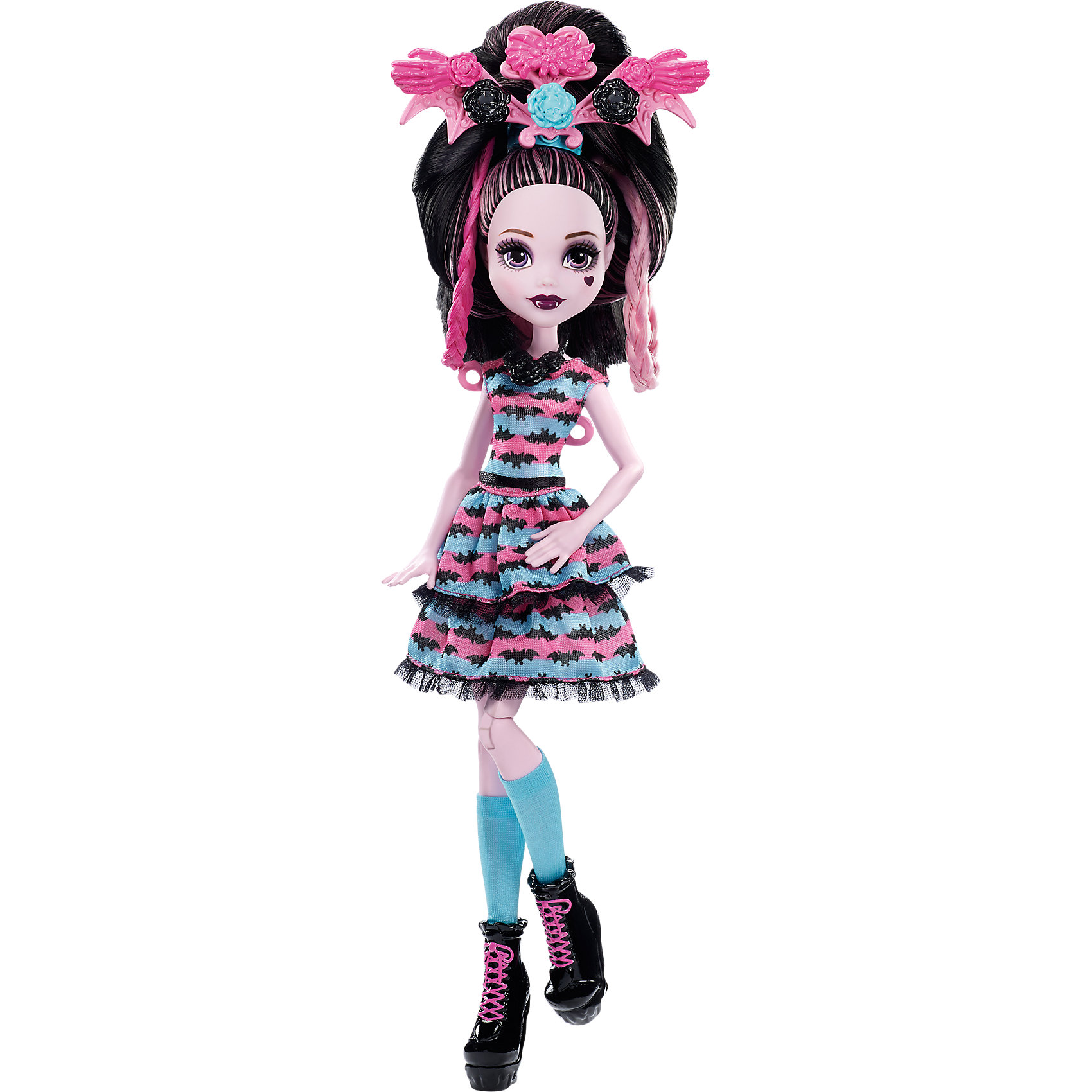 Стильные прически Дракулауры, Monster High Стильные прически Дракулауры, Monster HighПопулярные игрушки<br>Стильные прически Дракулауры, Monster High (Монстер Хай)<br><br>Характеристики:<br><br>• вы сможете создать множество причесок для Дракулауры<br>• аксессуары можно объединять<br>• в комплекте: кукла, 30 аксессуаров<br>• материал: пластик, текстиль<br>• размер упаковки: 33х23х6 см<br>• высота куклы: 30 см<br>• вес: 370 грамм<br><br>Дочь графа Дракулы, Дракулаура, никогда не изменяет своему неповторимому стилю. Она одета в модное платье, украшенное принтом с изображением летучих мышей. Голубые гольфы и черные ботиночки с розовыми шнурками отлично подходят к ее образу. Остается только позаботиться о прическе! В набор входит 30 аксессуаров в любимой цветовой гамме Дракулауры. С их помощью вы сможете создать различные прически, комбинируя и соединяя заколки и украшения. 3 разноцветные пряди сделают прическу куклы невероятно яркой и красивой.<br><br>Стильные прически Дракулауры, Monster High (Монстер Хай) можно купить в нашем интернет-магазине.<br><br>Ширина мм: 327<br>Глубина мм: 228<br>Высота мм: 66<br>Вес г: 353<br>Возраст от месяцев: 72<br>Возраст до месяцев: 120<br>Пол: Женский<br>Возраст: Детский<br>SKU: 5089098