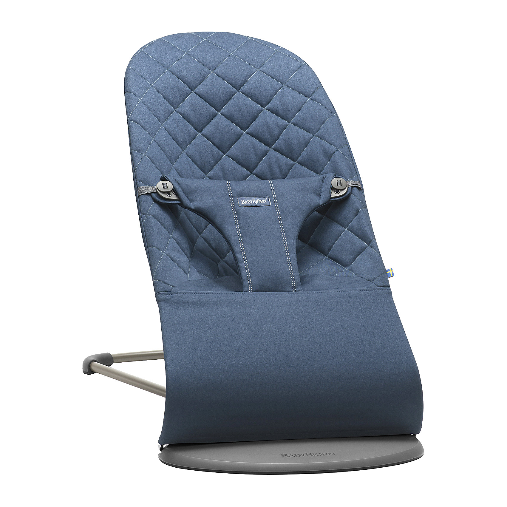 Кресло-шезлонг Bliss Cotton, BabyBjorn, синий Кресло-шезлонг Bliss Cotton, BabyBjorn, синийШезлонги<br>Характеристики товара:<br><br>• возраст с рождения;<br>• материал: металл, хлопок;<br>• 3 положения наклона спинки «Сон», «Отдых», «Игра»;<br>• максимальная нагрузка в положении «Сон» 7 кг;<br>• максимальная нагрузка в положении «Отдых» 9 кг;<br>• максимальная нагрузка в положении «Игра» 9 кг;<br>• размер кресла 56х79х39 см;<br>• размер в сложенном виде 11х89х39 см;<br>• размер упаковки 11х92,5х40 см;<br>• вес упаковки 3,2 кг;<br>• страна производитель: Швеция.<br><br>Кресло-шезлонг BabyBjorn Bliss Cotton синее — удобное кресло-шезлонг для малыша, в котором он может отдохнуть или поспать. Малыш раскачивает кресло сам, поэтому для качания не нужны батарейки. Сидение изготовлено с учетом особенностей детского организма. Оно поддерживает голову, шею, спину и принимает форму тела малыша, что обеспечивает ему максимально удобное положение. Спинка опускается в 3 различных положениях. Ребенка в кресле удерживают поддерживающие мягкие трусики. Металлическая рама отличается прочностью и устойчивостью. Чехол выполнен из мягкого натурального хлопка, который не вызывает у малышей раздражения и аллергических реакций. Шезлонг можно использовать и как кресло для детей постарше. Для этого надо снять чехол и перевернуть кресло.<br><br>Кресло-шезлонг BabyBjorn Bliss Cotton синее можно приобрести в нашем интернет-магазине.<br><br>Ширина мм: 920<br>Глубина мм: 431<br>Высота мм: 121<br>Вес г: 2598<br>Цвет: синий<br>Возраст от месяцев: 0<br>Возраст до месяцев: 24<br>Пол: Унисекс<br>Возраст: Детский<br>SKU: 5313198