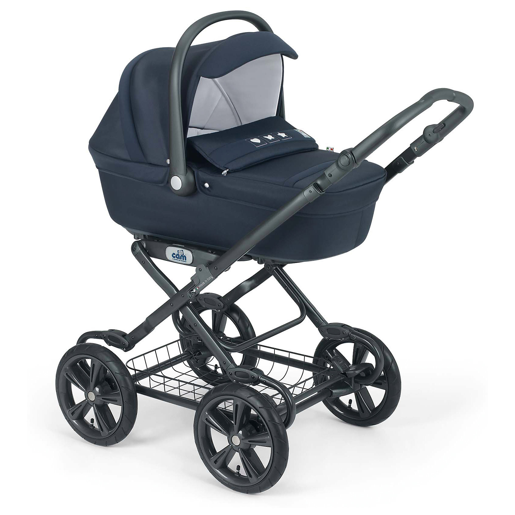 Коляска-люлька CAM Linea Sport, САМ, синий Коляска-люлька CAM Linea Sport, САМ, синийКоляски для новорожденных<br>Характеристики:<br><br>• жесткое дно люльки, наличие вентилируемых каналов, обивка выполнена из хлопка, в люльке находится матрасик<br>• подголовник люльки регулируется в 3-х положениях;<br>• капюшон оснащен солнцезащитным козырьком;<br>• встроенная москитная сетка находится на задней отстегивающейся стороне капюшона;<br>• люлька реверсивная: устанавливается в 2-х положениях относительно хода движения коляски;<br>• колеса съемные, надувные;<br>• амортизация;<br>• ножной тормоз;<br>• регулируемая по высоте ручка коляски;<br>• механизм складывания коляски: книжка.<br><br>Размеры:<br><br>• размер коляски: 107х61х122 см;<br>• размер коляски в сложенном виде: 84х61х36 см;<br>• размер люльки: 75х32 см;<br>• вес люльки: 4,6 кг;<br>• вес шасси: 10, 5 кг;<br>• диаметр колес: 30 см.<br><br>Коляска-люлька для новорожденных выдерживает нагрузку до 9 кг. Возраст малыша варьируется в пределах 6-8 месяцев. Классическая коляска Linea Sport на надувных колесах большого диаметра имеет амортизацию, которая позволяет сглаживать неровности дороги. Просторная люлька с матрасиком и хлопковой обивкой имеет регулируемый подголовник. Капюшон глубокий, надежно защищает кроху от ветра и солнечных лучей. Накидка на люльку крепится с помощью кнопок, высокий ворот помогает укрыть малыша от нежелательных глаз, а также от непогоды. Регулируемая по высоте ручка коляски и пластиковая ручка на люльке облегчают родителям процесс управления коляской и транспортировки люльки-переноски. <br><br>Дополнительная информация: 4-х колесное шасси, надувные колеса, люлька, цвет 314 синяя<br><br>Коляску-люльку Linea Sport, САМ, цвет синий можно купить в нашем интернет-магазине.<br><br>Ширина мм: 870<br>Глубина мм: 512<br>Высота мм: 470<br>Вес г: 20000<br>Возраст от месяцев: 0<br>Возраст до месяцев: 36<br>Пол: Унисекс<br>Возраст: Детский<br>SKU: 5408627