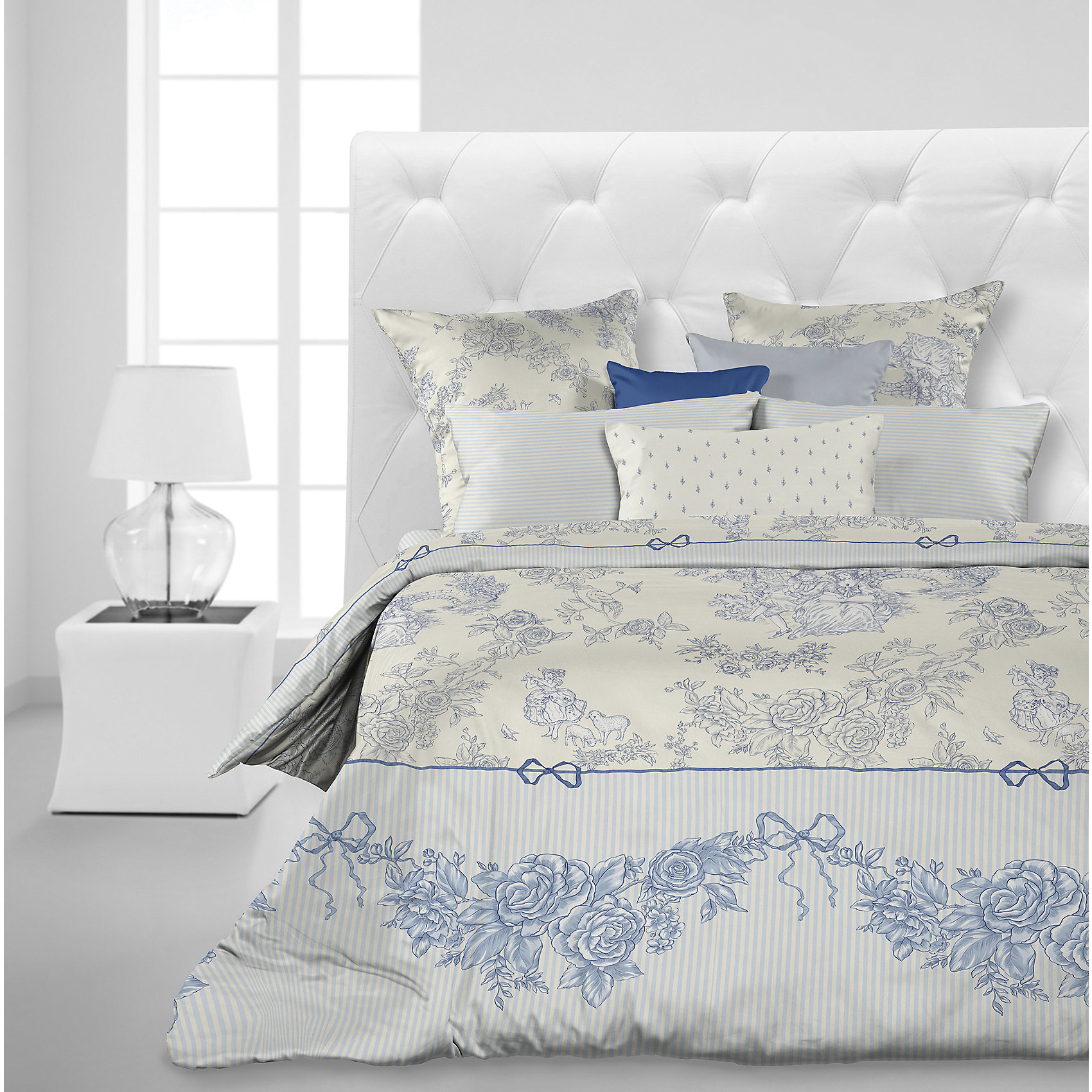 Комплект постельного белья Евро Toile de Jouy, (70*70), перкаль, Carte Blanche Комплект постельного белья Евро Toile de Jouy, (70*70), перкаль, Carte BlancheДомашний текстиль<br>Комплект постельного белья Евро Toile de Jouy, (70*70), перкаль, Carte Blanche (Карт Бланш)<br><br>Характеристики:<br><br>• хорошо пропускает воздух, позволяет коже дышать<br>• отличается высокой прочностью и износостойкостью<br>• легко гладить<br>• привлекательный дизайн<br>• в комплекте: простыня, наволочка (2 шт.), пододеяльник<br>• материал: перкаль (100% хлопок)<br>• размер простыни:240х220 см<br>• размер наволочки: 70х70 см<br>• размер пододеяльника: 220х215 см<br>• размер упаковки: 9х30х40 см<br>• вес: 2400 грамм<br><br>Комплект Toile de Jouy - отличный подарок для ценителей комфортного сна. Белье изготовлено из перкаля, известного такими свойствами как прочность и износостойкость. Оно очень приятно телу и, кроме того, оно хорошо пропускает воздух, благодаря чему кожа дышит во время отдыха. Хозяек белье из перкали порадует неприхотливостью в уходе. Комплект декорирован роскошным узором, который украсит вашу спальню. В комплект входят две наволочки, простынь и пододеяльник.<br><br>Комплект постельного белья Евро Toile de Jouy, (70*70), перкаль, Carte Blanche (Карт Бланш) можно купить в нашем интернет-магазине.<br><br>Ширина мм: 400<br>Глубина мм: 300<br>Высота мм: 90<br>Вес г: 2400<br>Возраст от месяцев: 36<br>Возраст до месяцев: 216<br>Пол: Женский<br>Возраст: Детский<br>SKU: 5430863