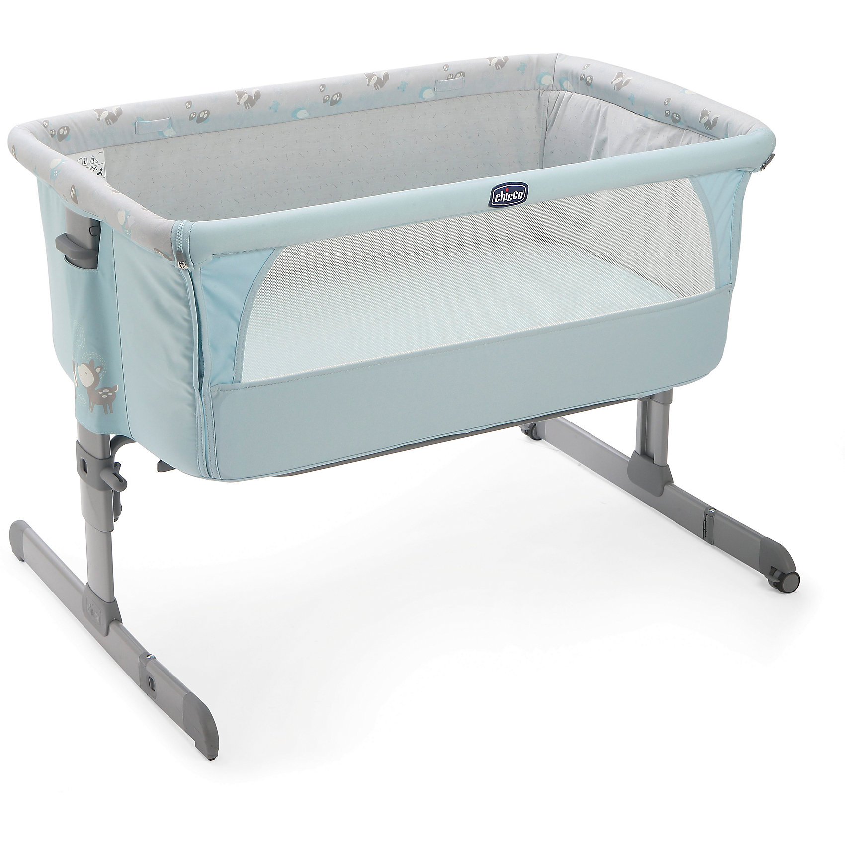Кроватка Next2Me, Chicco, sky Кроватка Next2Me, Chicco, skyКолыбели, люльки<br>Характеристики кроватки Chicco Next2Me:<br><br>• безопасная система крепления к кровати родителей, надежные карабины;<br>• регулируется расстояние между детской кроваткой и кроватью родителей;<br>• расположения кроватки изменяется благодаря регулируемым по длине фиксаторам, <br>• боковая стенка откидывается, предоставляя доступ к ребенку;<br>• края стенки оснащены специальным креплением, которое обеспечивает надежное крепление к опорной стойке кроватки;<br>• регулируемая высота кроватки, 4 положения;<br>• регулируется угол наклона спального места, 180-160 градусов;<br>• кроватка оснащена двумя парами сдвоенных колесиков со стопорами;<br>• сетчатая вставка в боковой части коляски позволяет создать циркуляцию воздуха и создать оптимальные условия малышу;<br>• матрасик в комплекте;<br>• съемные чехлы кроватки, стирка при температуре 30 градусов;<br>• компактное складывание кроватки, хранение в сумке на молнии. <br><br>Размер кроватки: 93х69х66/81 см<br>Длина спального места: 93см<br>Ширина спального места: 69 см<br>Высота кроватки: 66-81 см<br>Допустимая нагрузка: до 9 кг<br>Размер упаковки: 95х60х15,5 см<br>Вес в упаковке: 9,9 кг<br><br>Кроватка Next2Me для новорожденного устанавливается вплотную к кровати родителей или отдельно. Стенка кроватки опускается, чтобы обеспечить мамочке постоянный доступ к ребенку, на расстоянии вытянутой руки. Детская кроватка надежно крепится к родительской кровати, таким образом, нет щели и сквозного пространства между двумя кроватями. Расположение днища кроватки можно изменить, подогнав высоту кроватки к высоте кровати родителей. Кроватка-люлька может использоваться отдельно и стоять поодаль или в соседней комнате, в детской спальне. В таком случае, бортик люльки поднимается, надежно фиксируется. Складывается кроватка компактно и не занимает много места, хранится в тканевом чехле на молнии. Чехол оснащен ручками для переноски.<br><br>Кроватку Next2Me, Chicco, Sky можно купить в нашем интернет-магазине.<br><br>Ширина мм: 155<br>Глубина мм: 950<br>Высота мм: 600<br>Вес г: 9900<br>Возраст от месяцев: 0<br>Возраст до месяцев: 6<br>Пол: Унисекс<br>Возраст: Детский<br>SKU: 5514604