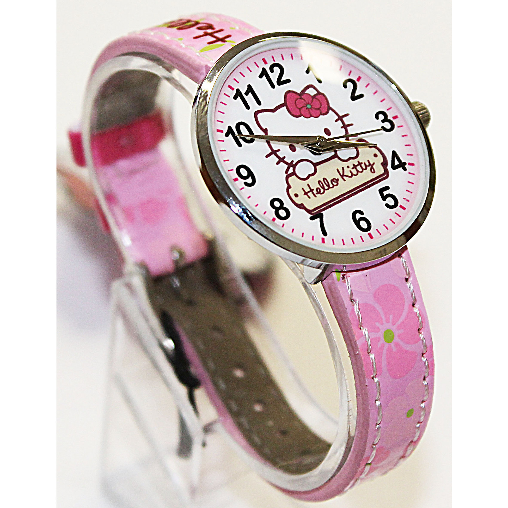 Часы наручные аналоговые, Hello Kitty Часы наручные аналоговые, Hello KittyHello Kitty<br>Эксклюзивные наручные аналоговые часы торговой марки Hello Kitty выполнены по индивидуальному дизайну ООО «Детское Время» и лицензии компании Sanrio. Обилие деталей - декоративных элементов (страз, мерцающих ремешков), надписей, уникальных изображений - делают изделие тщательно продуманным творением мастеров. Часы имеют высококачественный японский кварцевый механизм и отличаются надежностью и точностью хода. Часы водоустойчивы и обладают достаточной герметичностью, чтобы спокойно перенести случайный и незначительный контакт с жидкостями (дождь, брызги), но они не предназначены для плавания или погружения в воду. Циферблат защищен от повреждений прочным минеральным стеклом. Корпус часов выполнен из стали, задняя крышка из нержавеющей стали. Материал браслета: искусственная кожа. Единица товара упаковывается в стильную подарочную коробочку. Неповторимый стиль с изобилием насыщенных и в тоже время нежных гамм; надежность и прочность изделия позволяют говорить о нем только в превосходной степени!<br><br>Ширина мм: 55<br>Глубина мм: 10<br>Высота мм: 240<br>Вес г: 21<br>Возраст от месяцев: 36<br>Возраст до месяцев: 72<br>Пол: Женский<br>Возраст: Детский<br>SKU: 5529328