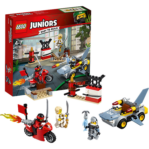 LEGO Juniors 10739: Нападение акулы LEGO Juniors 10739: Нападение акулыКонструкторы Лего<br>Характеристики товара: <br><br>• возраст: от 4 лет;<br>• материал: пластик;<br>• в комплекте: 108 деталей, 3 минифигурки;<br>• размер упаковки: 19,1х20,5х4,6 см;<br>• вес упаковки: 215 гр.;<br>• страна производитель: Китай.<br><br>Конструктор Lego Juniors «Нападение акулы» основан на новом фильме «Лего-фильм: Ниндзяго», где храбрые воины ниндзя противостоят могущественному сопернику Гармадону. Из деталей конструктора собирается тренировочный центр воинов и 2 транспортных средства. Машина выполнена в виде акулы с подвижными плавниками, вращающимися колесами и гарпуном, стреляющим снарядами. В тренировочном центре расположены манекен для отработки ударов, доска, которую надо разбить, и ящик с оружием.<br><br>Конструктор Lego Juniors «Нападение акулы» можно приобрести в нашем интернет-магазине.<br><br>Ширина мм: 207<br>Глубина мм: 190<br>Высота мм: 50<br>Вес г: 215<br>Возраст от месяцев: 48<br>Возраст до месяцев: 84<br>Пол: Мужской<br>Возраст: Детский<br>SKU: 5620065