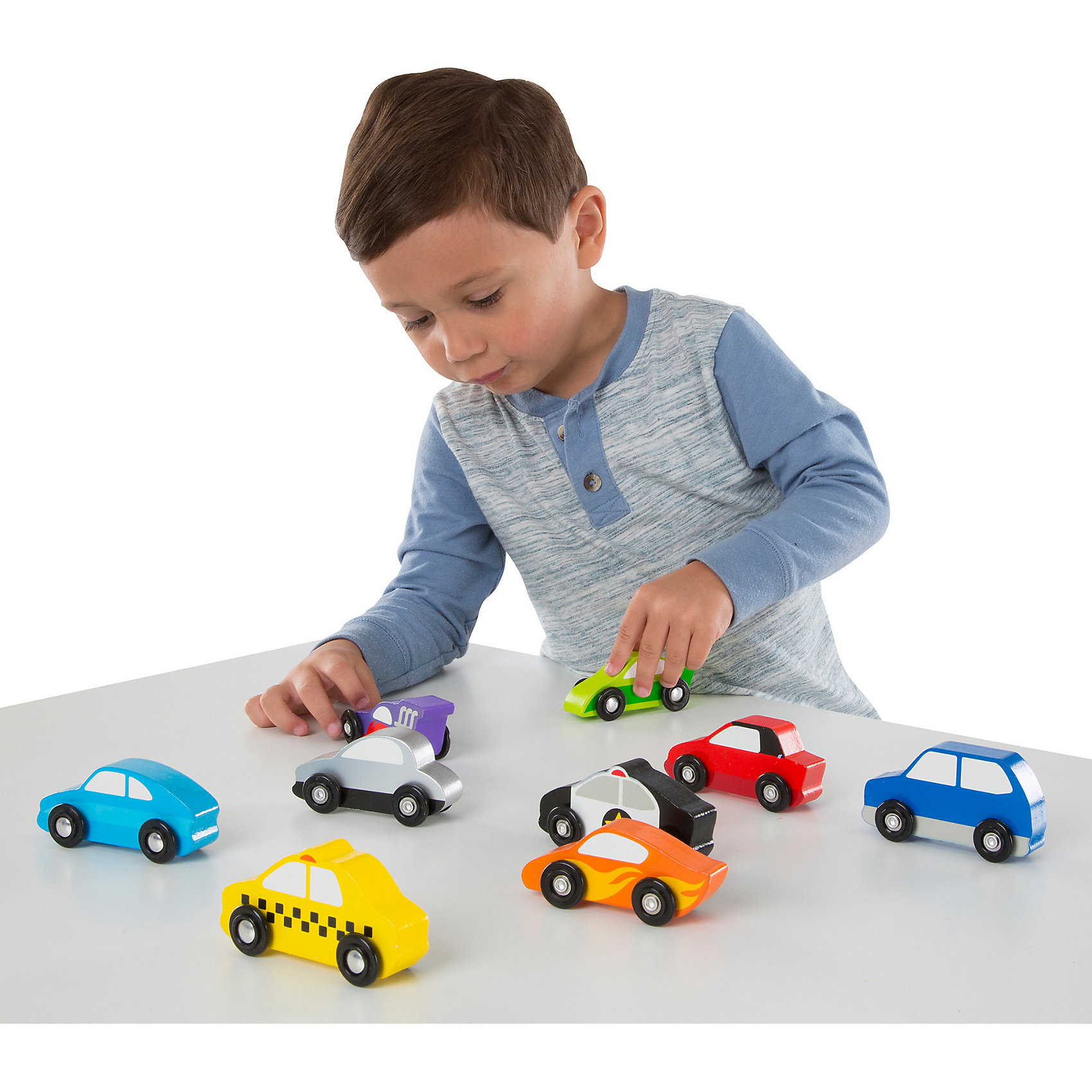 Мальчики играют в машины. Игрушечная машинка. Игрушки для мальчиков. Машины игрушки для мальчиков. Детские машинки игрушки.