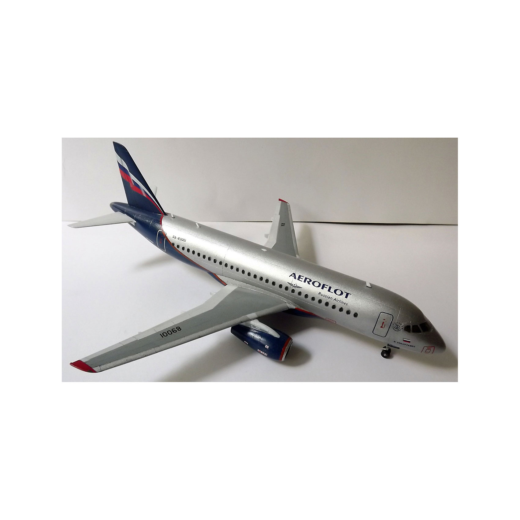фото Сборная модель звезда "пассажирский авиалайнер суперджет 100", 1:144 (подарочный набор)